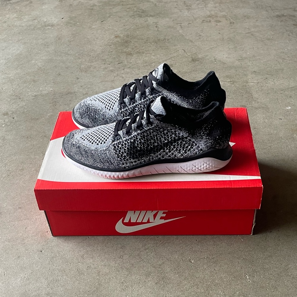 Nike Free Flyknit Oreo Lightweight Running Sneakers Size 7.5 Womens